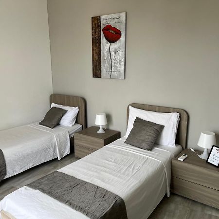 F10 Room 3, Private Room Two Single Beds Shared Bathroom In Shared Flat Msida Exterior foto
